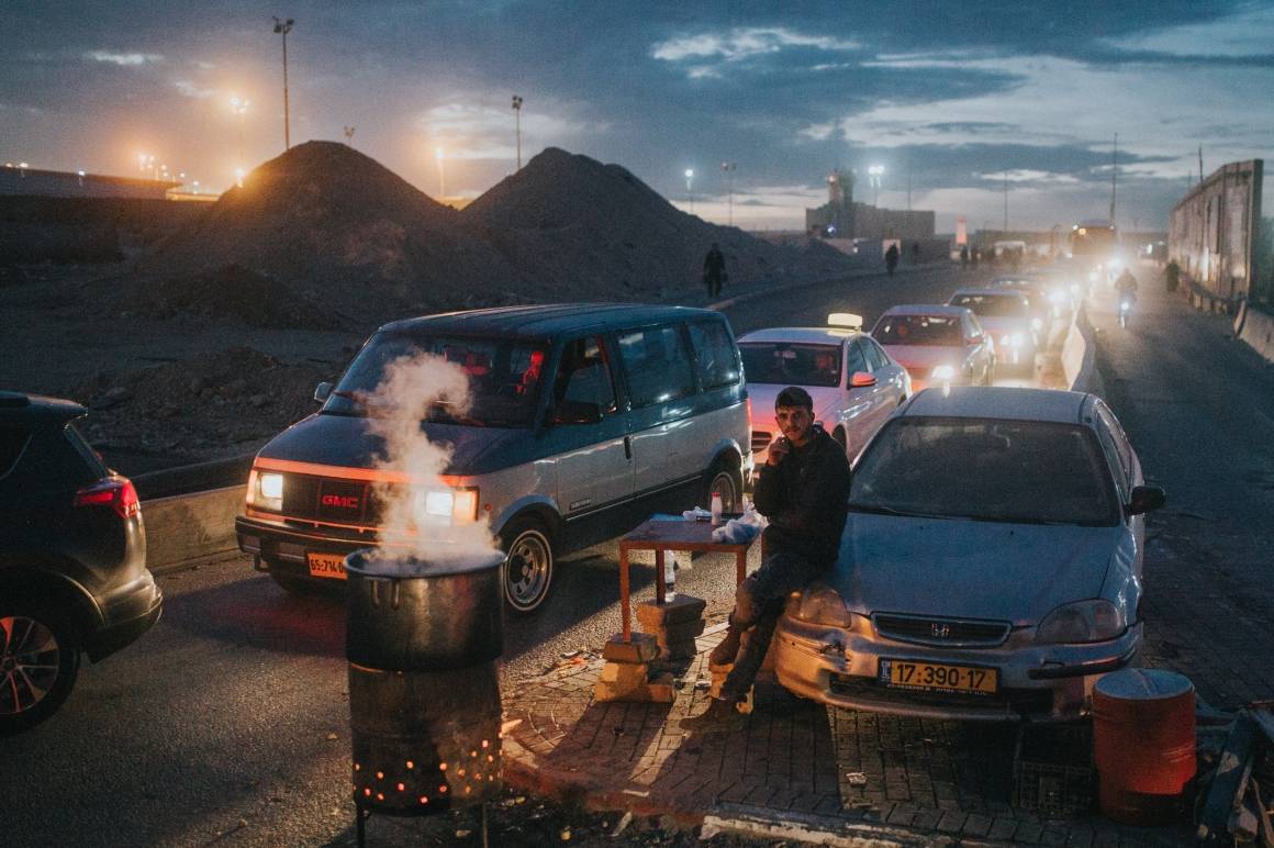 En mann venter ved en lang bilkø mot et grensekontrollpunkt fra Ramallah, Palestina inn i Israel. Foto: Cole Keister/Unsplash.